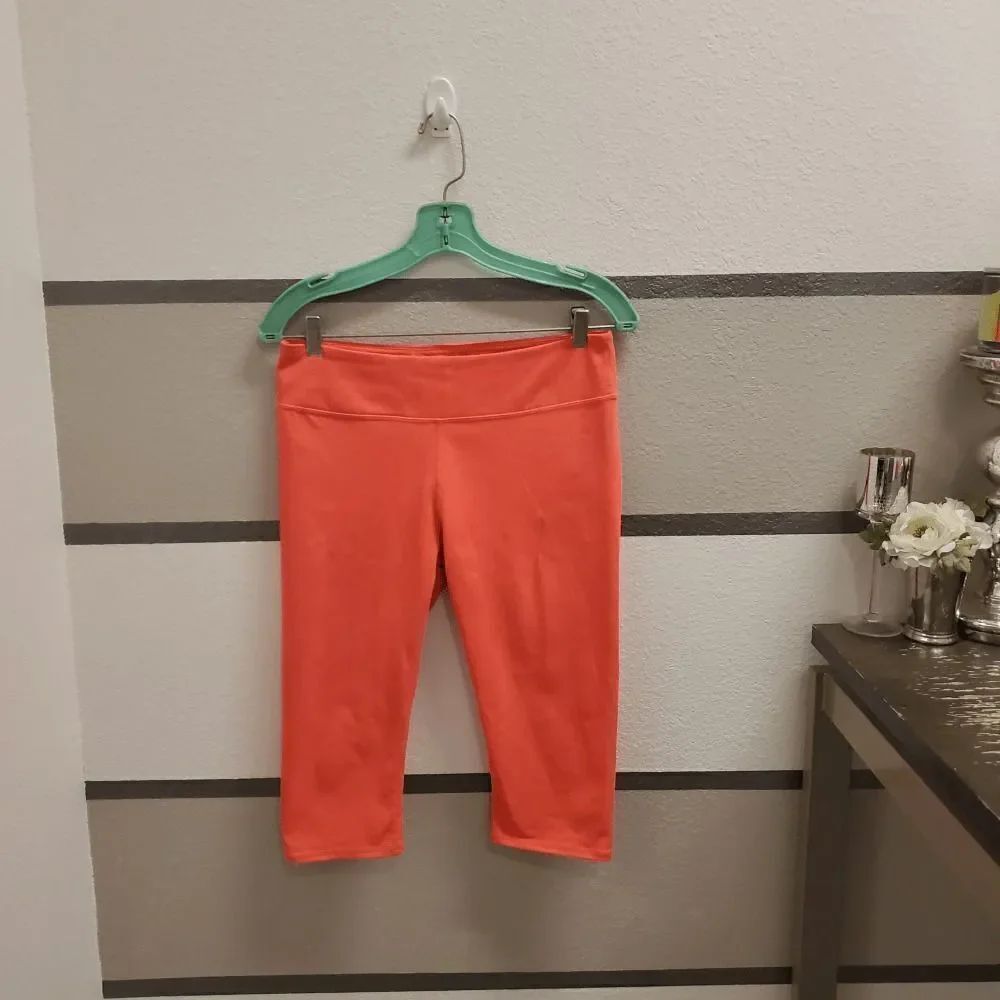 Fabletics Coral Cropped Leggings. Size M.
